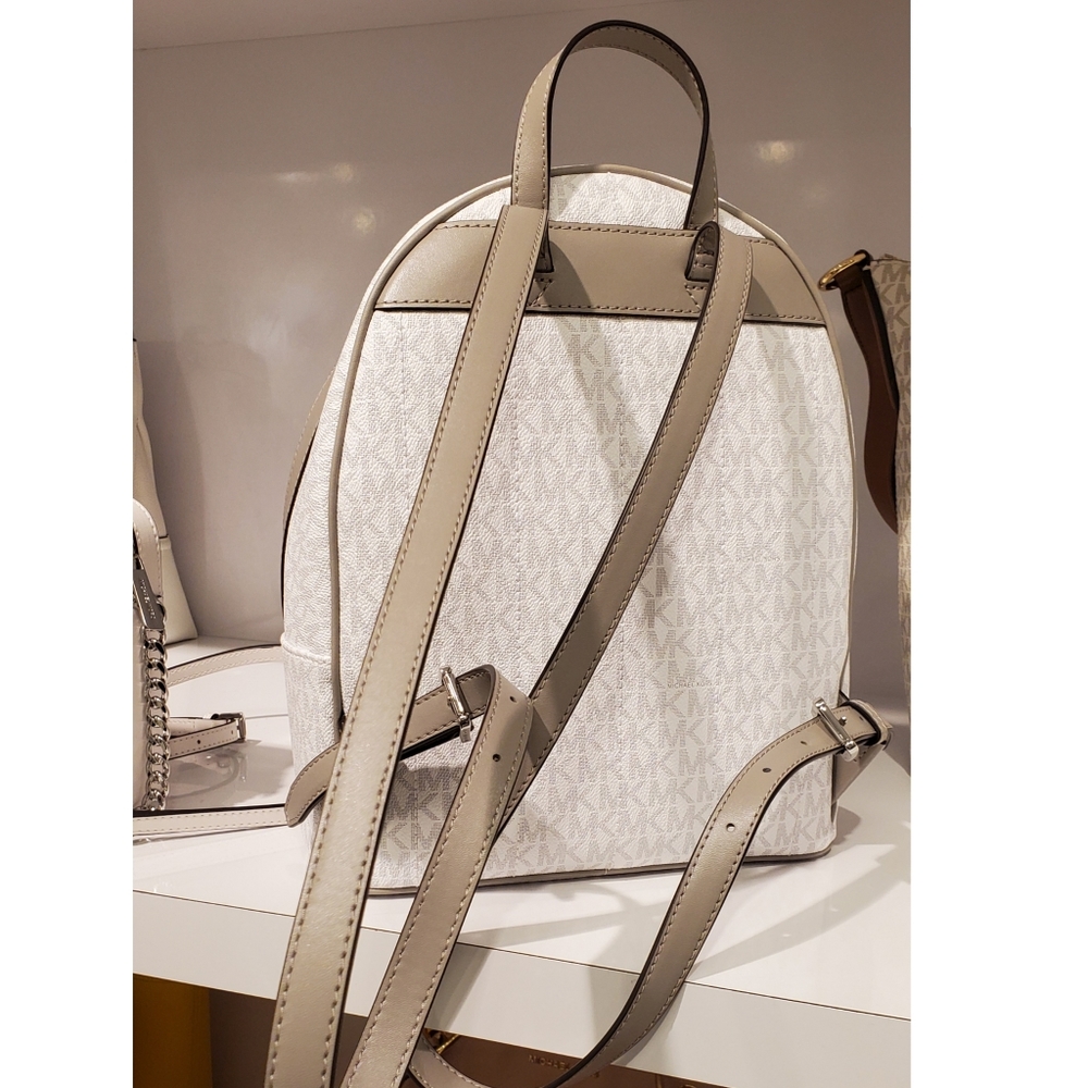 MICHAEL KORS
Kenly
Medium Backpack - Picture 5 of 8